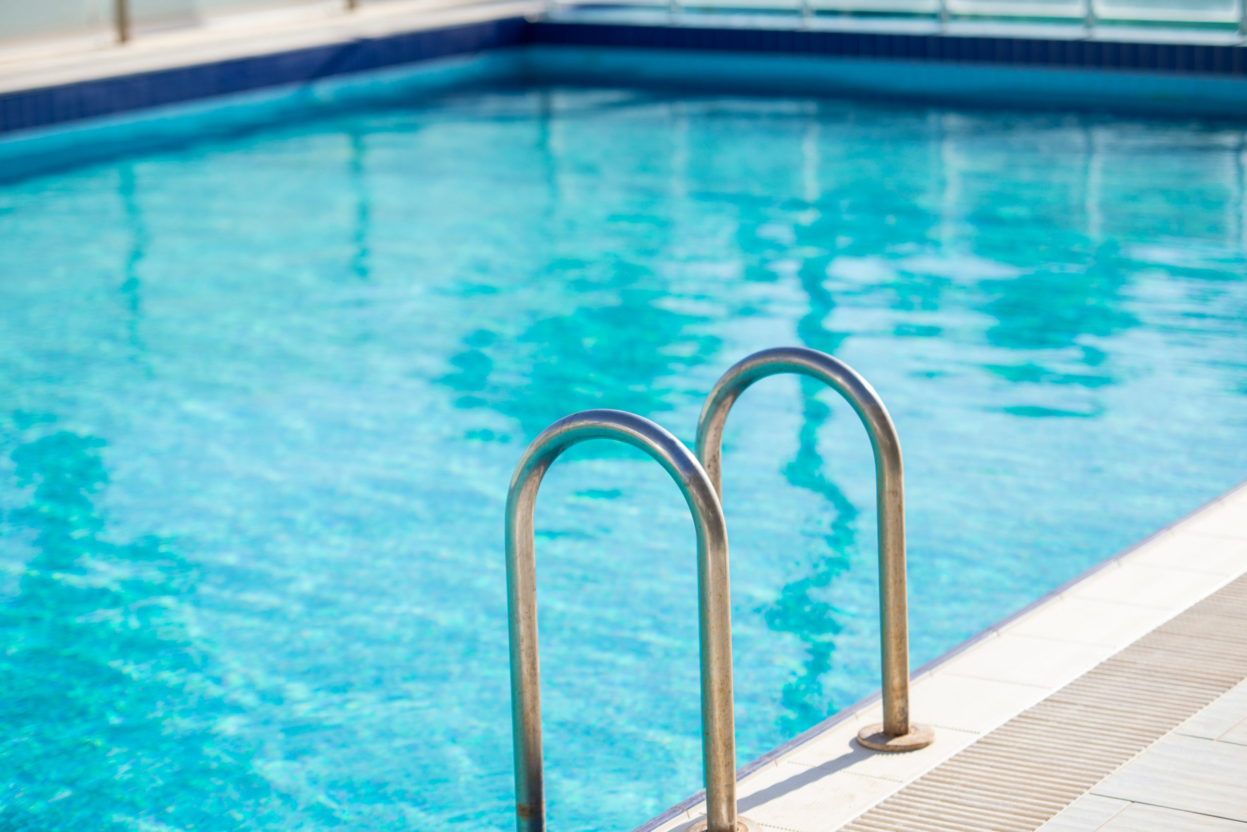 DIY vs Professional Pool Closing – What’s Better?